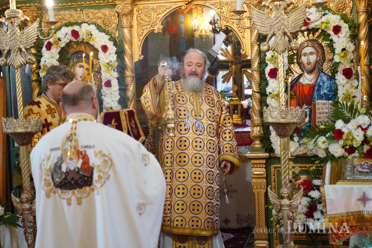 Binecuvântare arhierească la centenarul bisericii parohiei prahovene Fântânele 188640