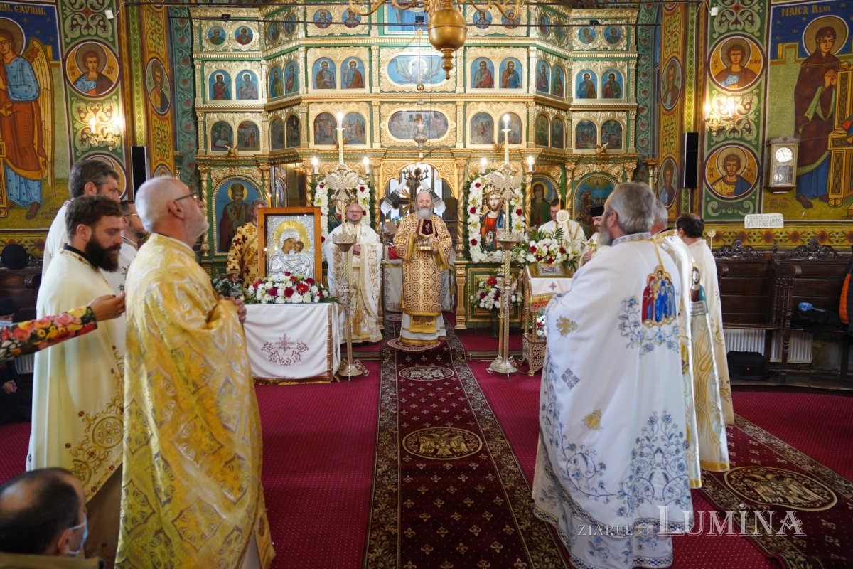 Binecuvântare arhierească la centenarul bisericii parohiei prahovene Fântânele 188641