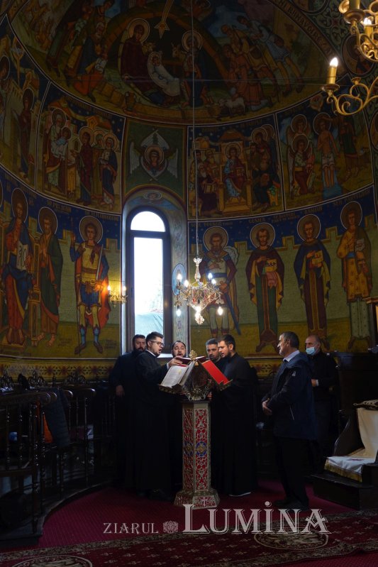 Binecuvântare arhierească la centenarul bisericii parohiei prahovene Fântânele 188642