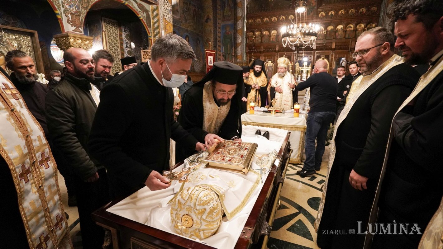 Slujbă de priveghi pentru Preasfinţitul Gurie, la Catedrala Episcopală din Deva 189297