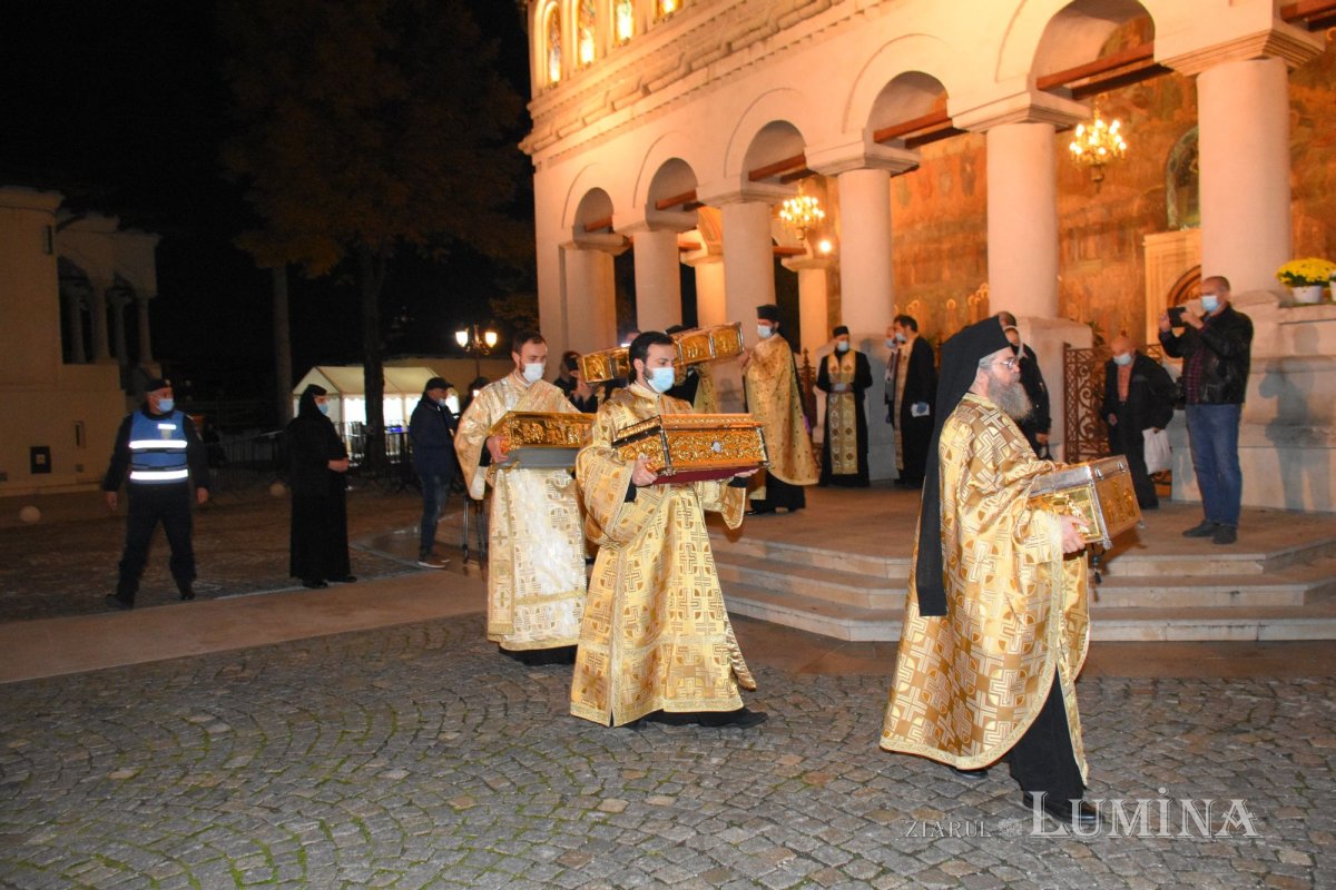 Pelerinajul tradiţional din Bucureşti continuă la Baldachinul sfinţilor 189440
