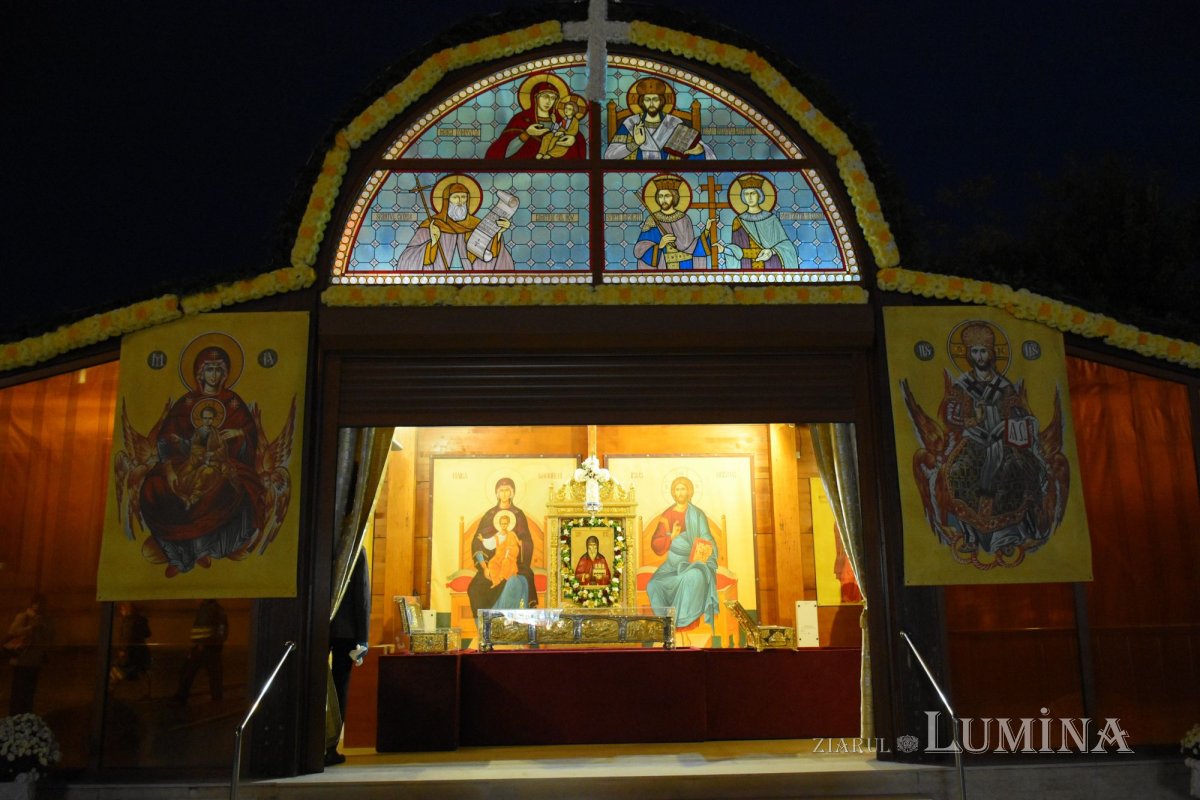 Pelerinajul tradiţional din Bucureşti continuă la Baldachinul sfinţilor 189449