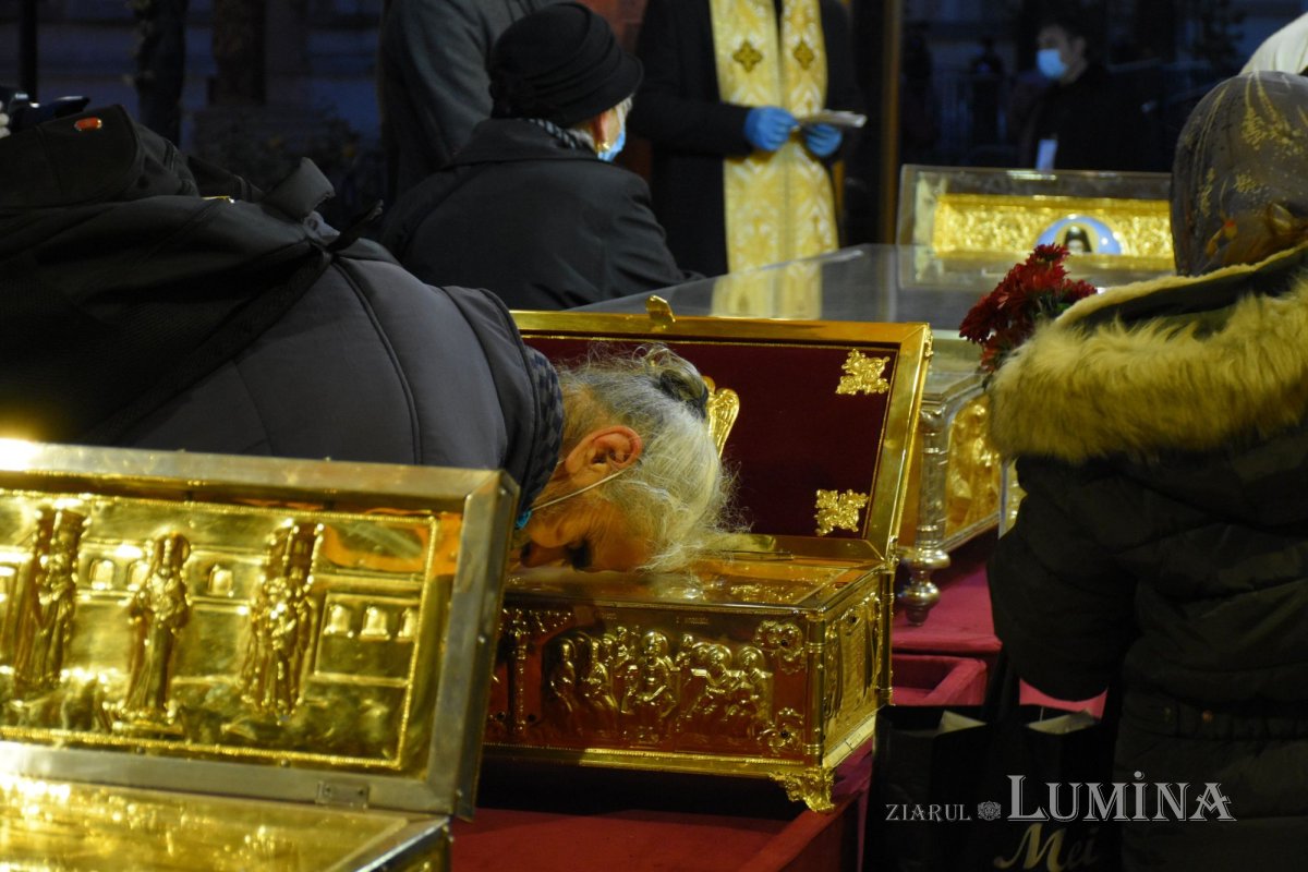 Pelerinajul tradiţional din Bucureşti continuă la Baldachinul sfinţilor 189463