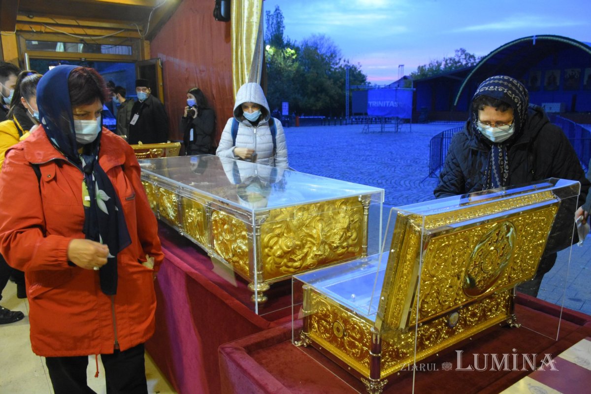 Pelerinajul tradiţional din Bucureşti continuă la Baldachinul sfinţilor 189466