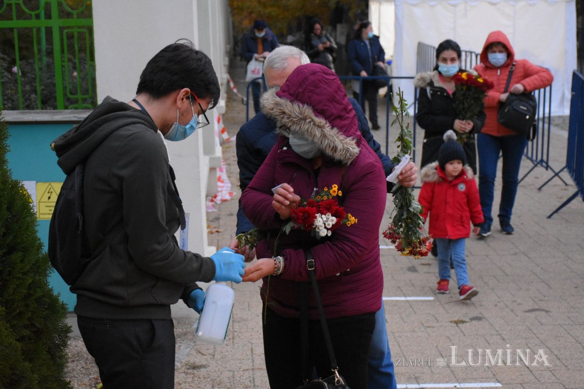 Pelerinajul tradiţional din Bucureşti continuă la Baldachinul sfinţilor 189475