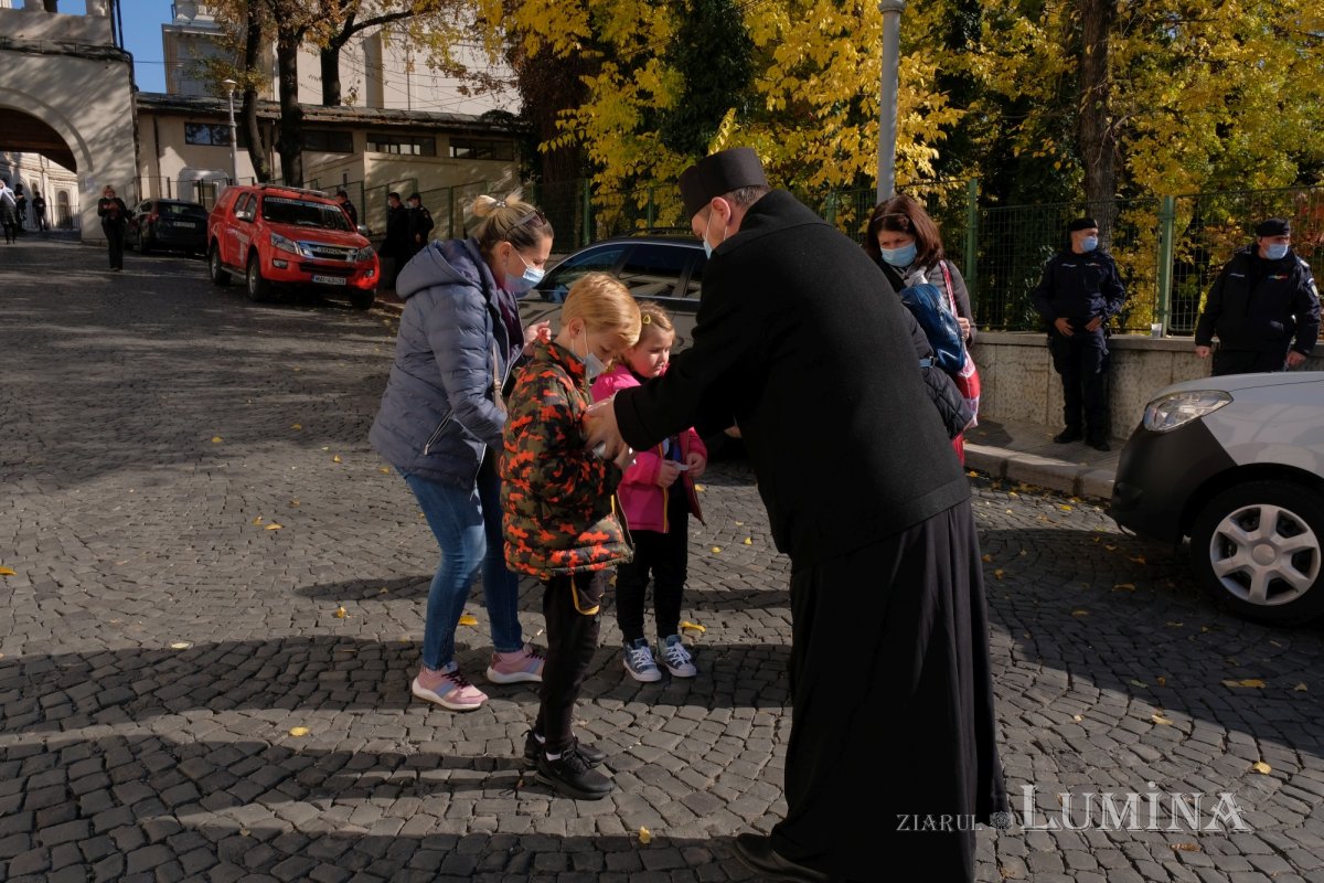 Daruri alimentare oferite pelerinilor de pe Dealul Patriarhiei 189986
