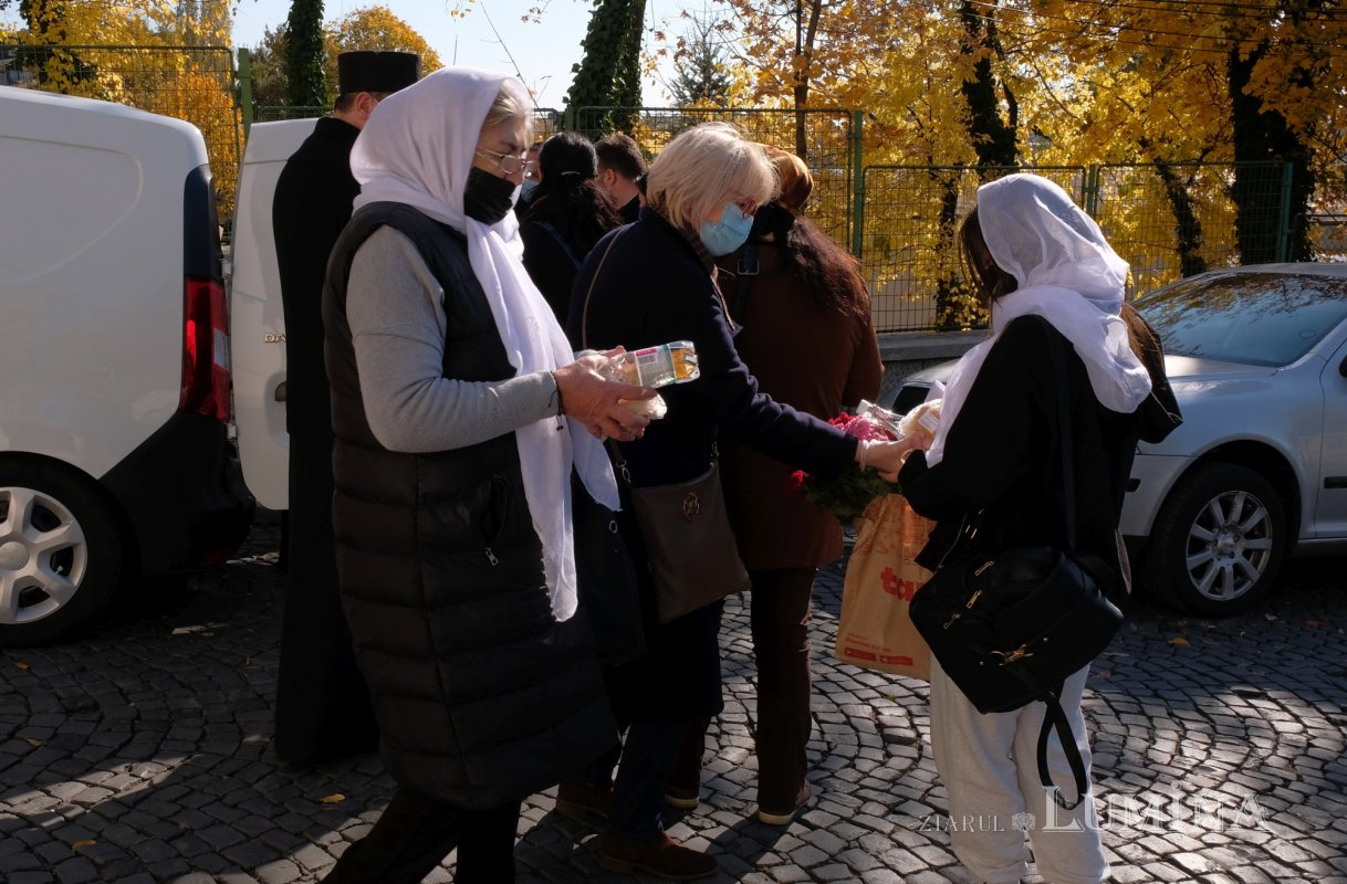 Daruri alimentare oferite pelerinilor de pe Dealul Patriarhiei 189987