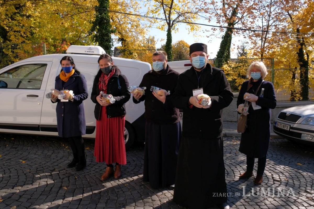 Daruri alimentare oferite pelerinilor de pe Dealul Patriarhiei 189988