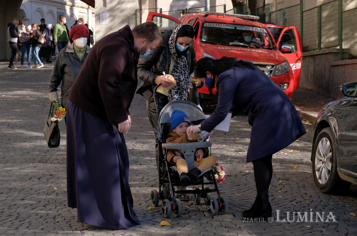 Daruri alimentare oferite pelerinilor de pe Dealul Patriarhiei 189989