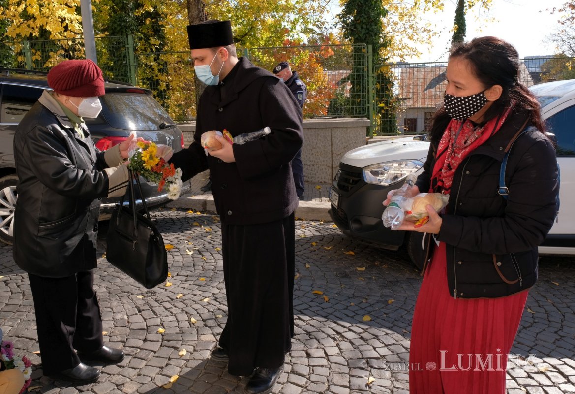 Daruri alimentare oferite pelerinilor de pe Dealul Patriarhiei 189990