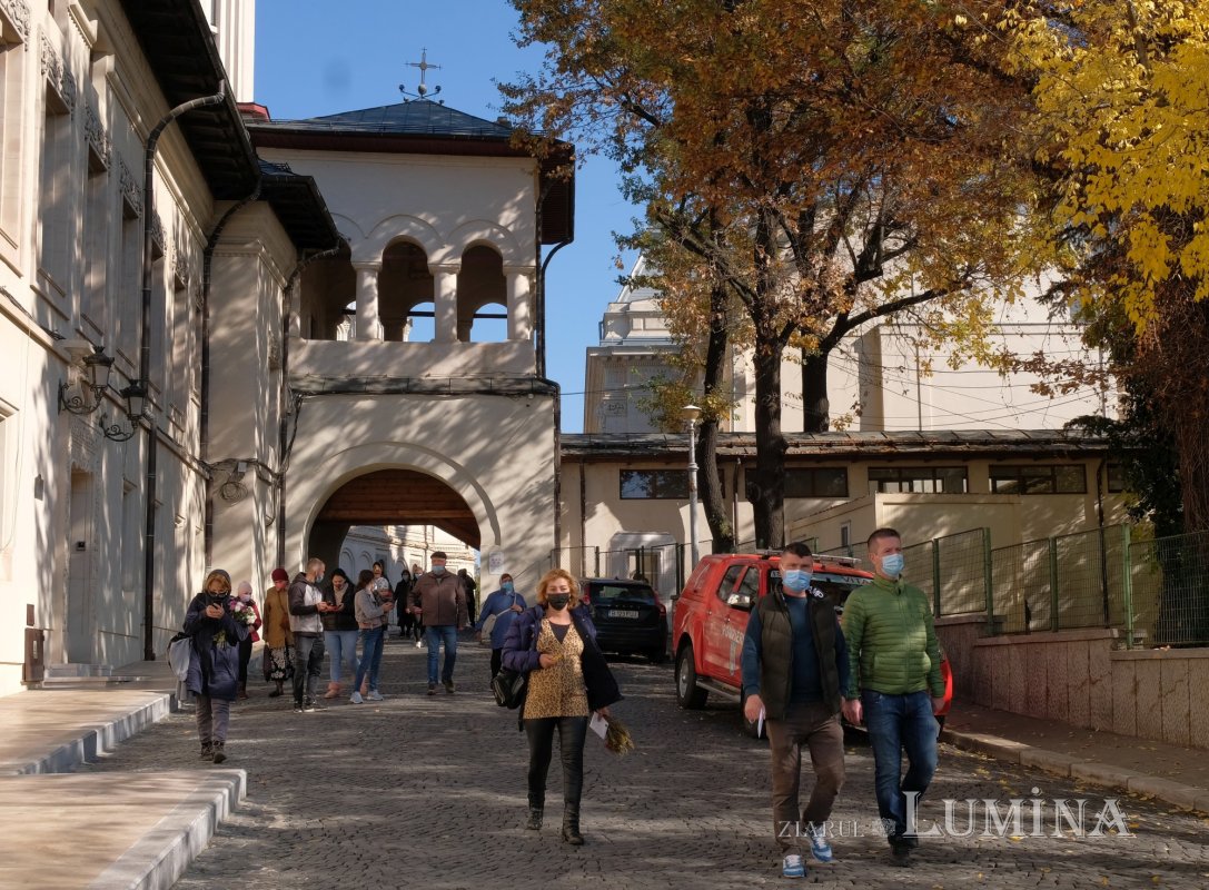 Daruri alimentare oferite pelerinilor de pe Dealul Patriarhiei 189991