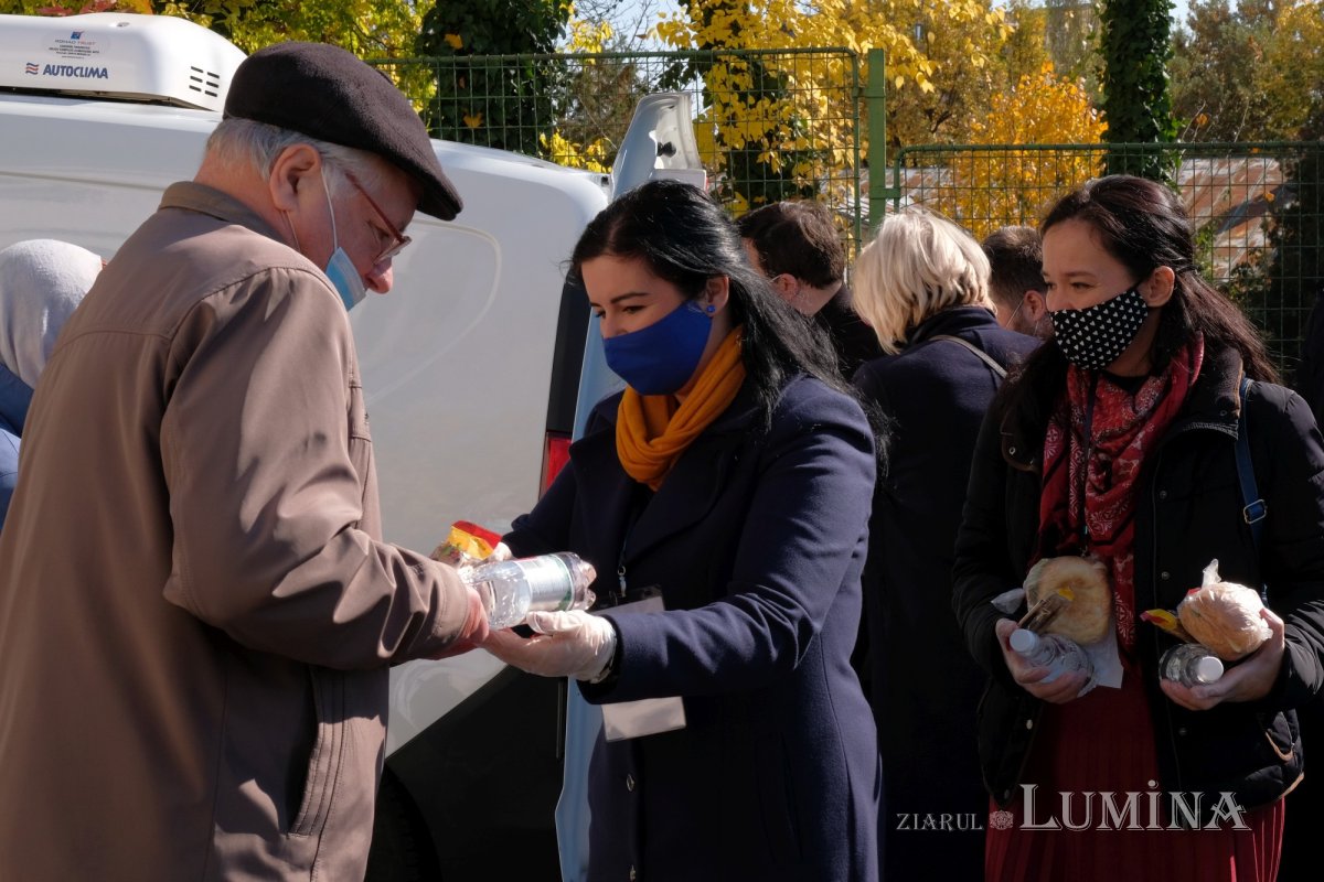 Daruri alimentare oferite pelerinilor de pe Dealul Patriarhiei 189992