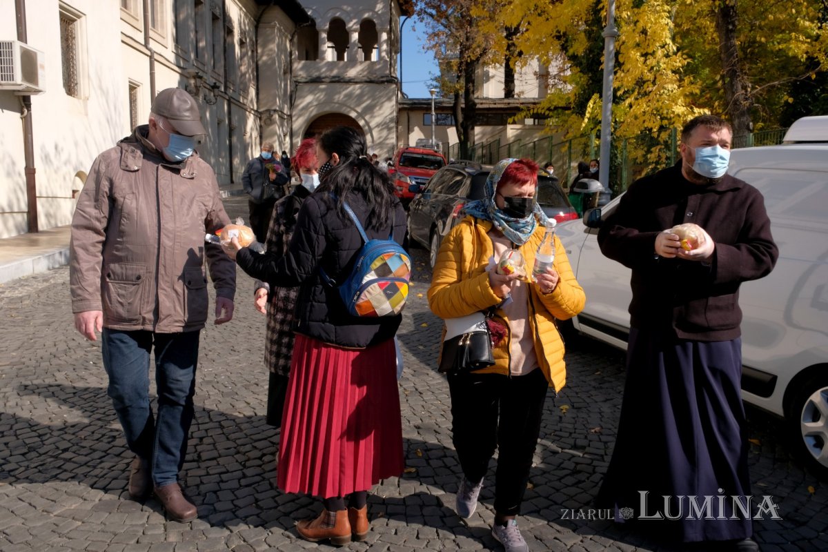 Daruri alimentare oferite pelerinilor de pe Dealul Patriarhiei 189993