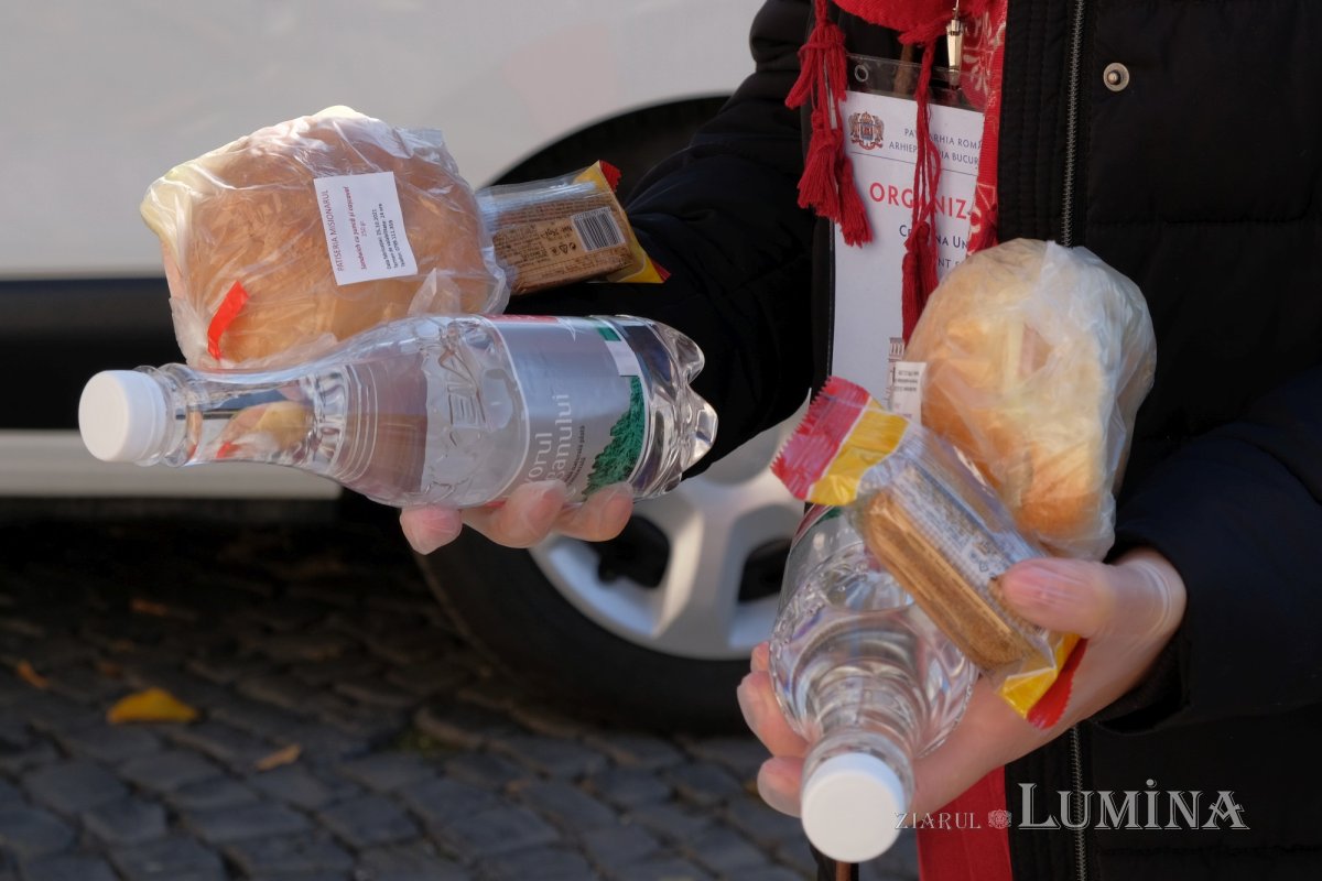 Daruri alimentare oferite pelerinilor de pe Dealul Patriarhiei 189995