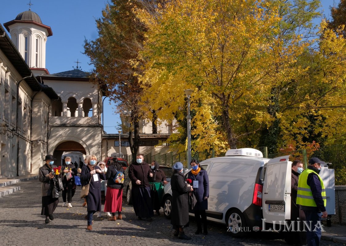 Daruri alimentare oferite pelerinilor de pe Dealul Patriarhiei 189996