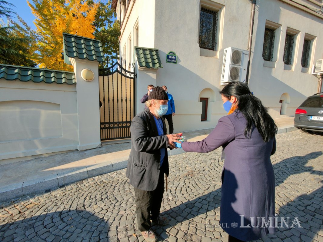 Daruri alimentare oferite pelerinilor de pe Dealul Patriarhiei 190187