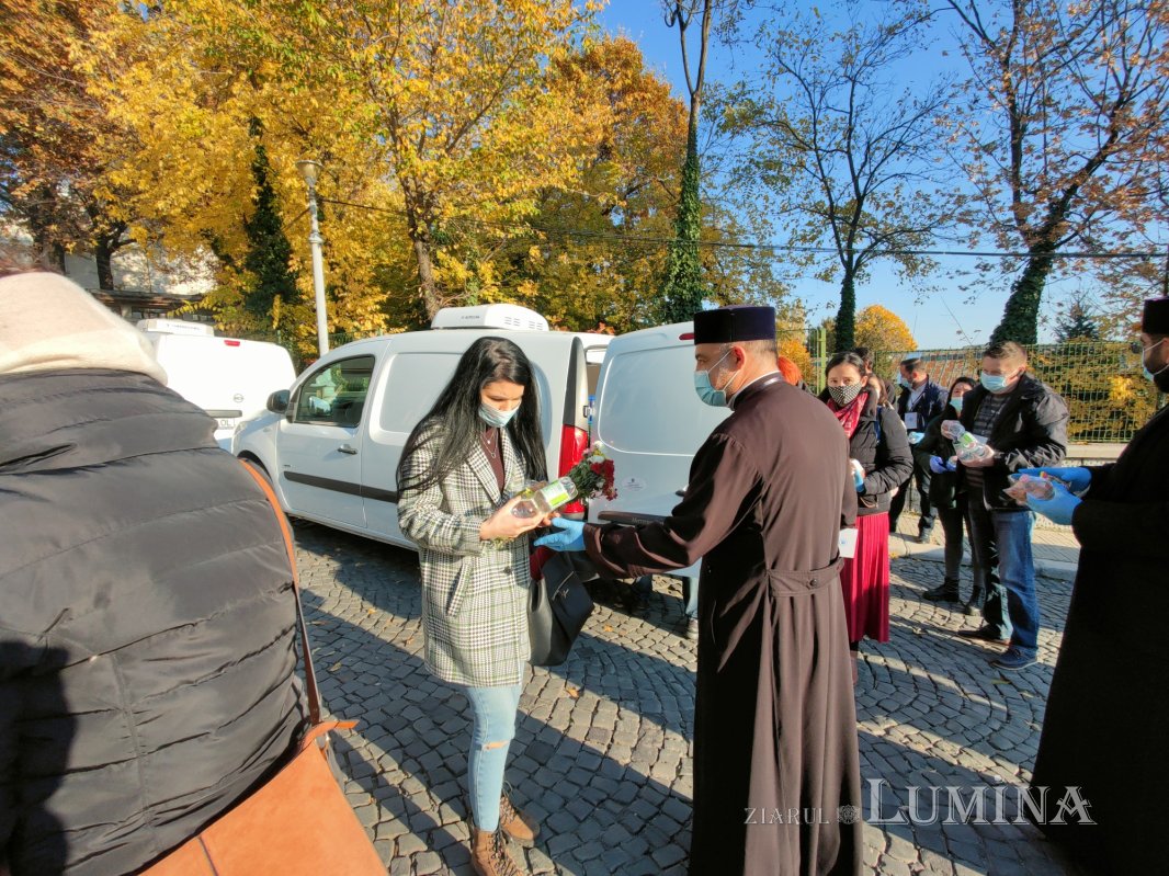 Daruri alimentare oferite pelerinilor de pe Dealul Patriarhiei 190188