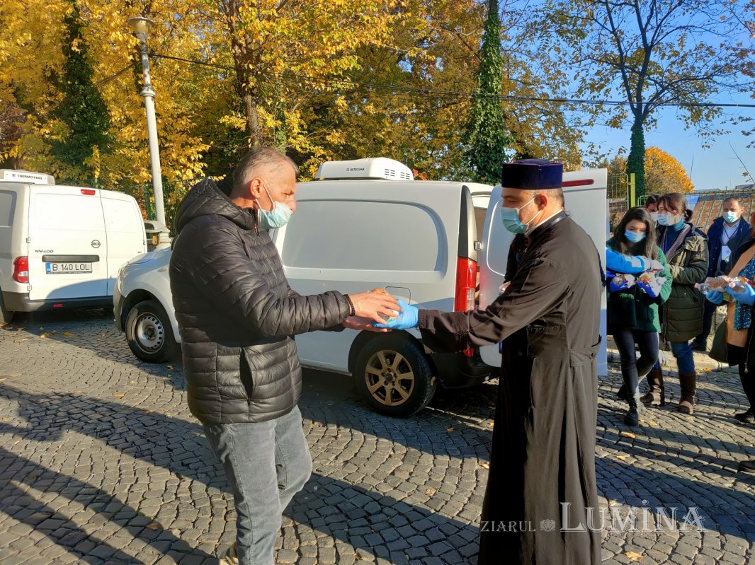 Daruri alimentare oferite pelerinilor de pe Dealul Patriarhiei 190189