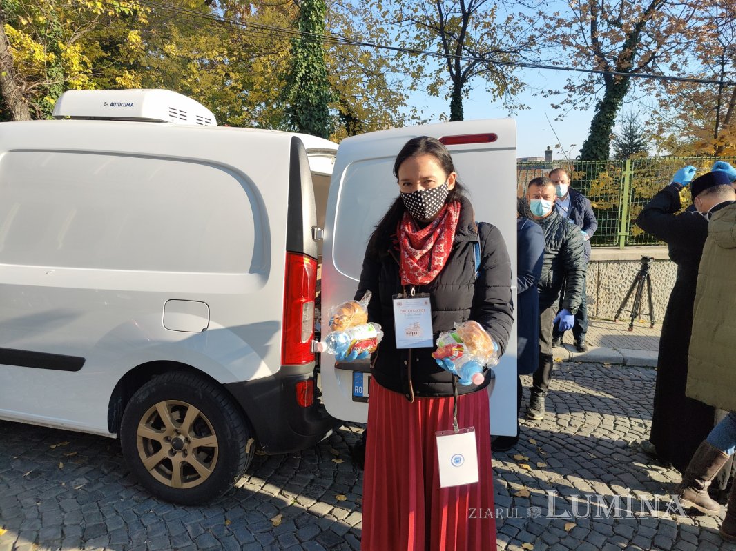 Daruri alimentare oferite pelerinilor de pe Dealul Patriarhiei 190190