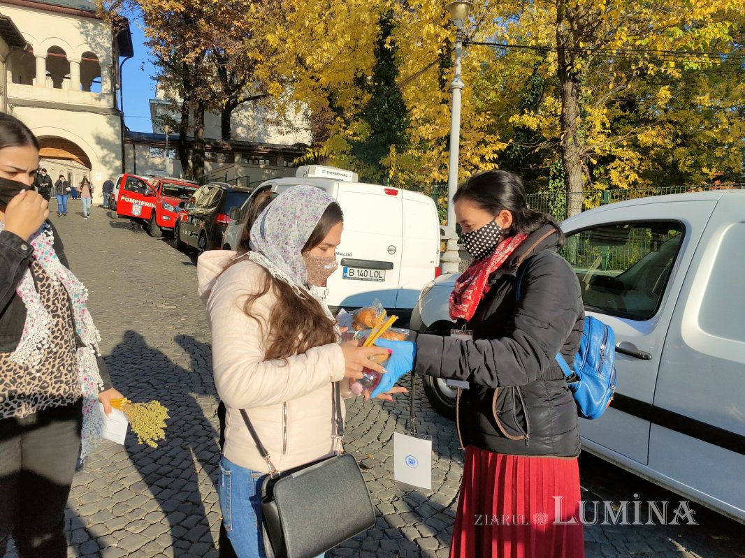 Daruri alimentare oferite pelerinilor de pe Dealul Patriarhiei 190191