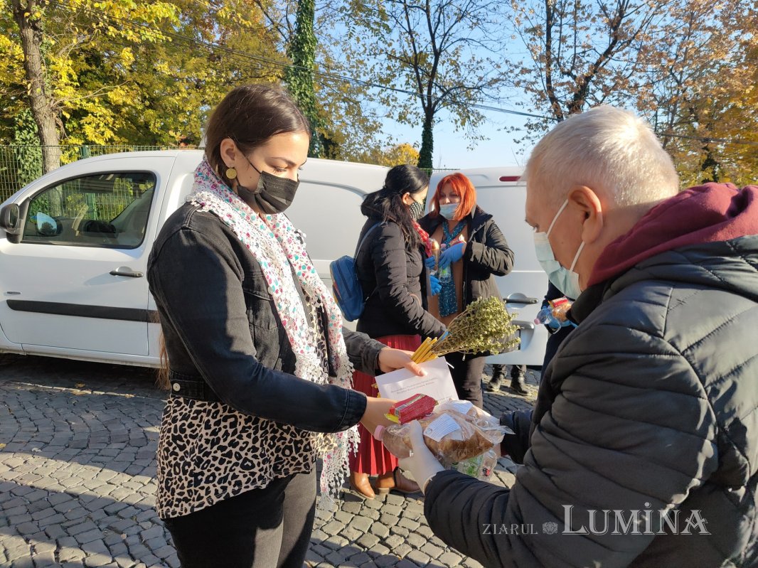 Daruri alimentare oferite pelerinilor de pe Dealul Patriarhiei 190192
