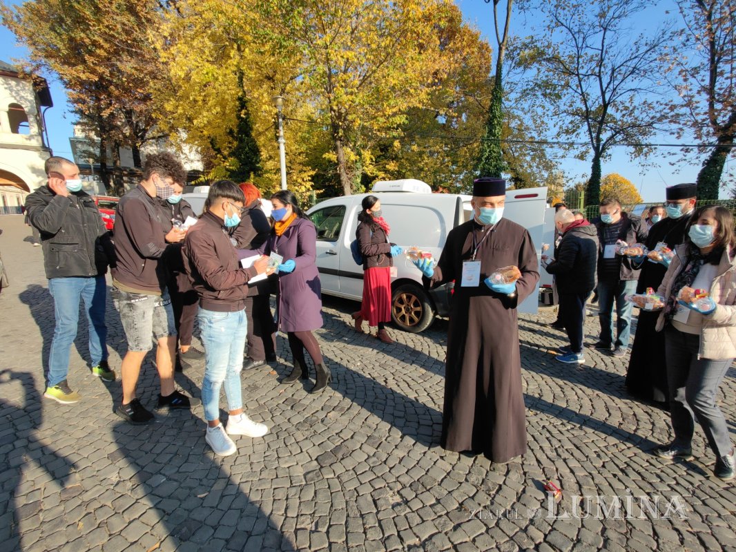 Daruri alimentare oferite pelerinilor de pe Dealul Patriarhiei 190193