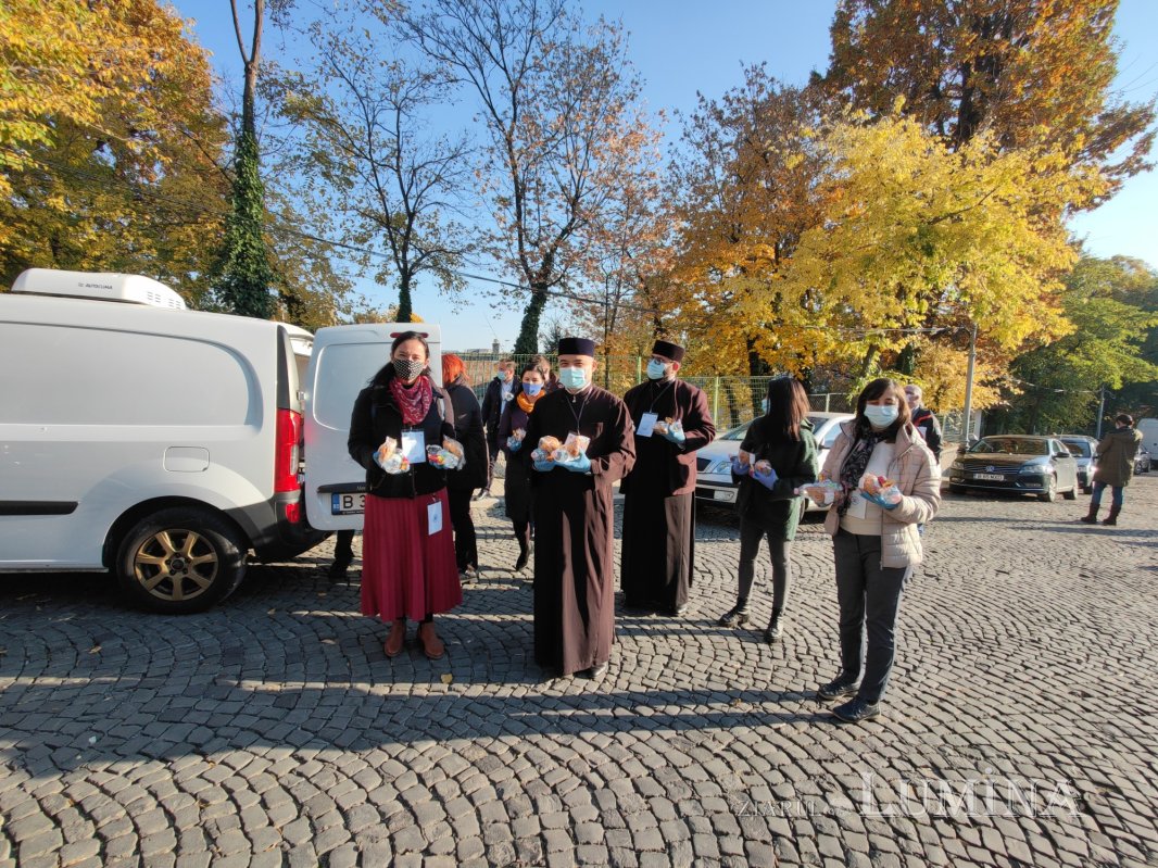 Daruri alimentare oferite pelerinilor de pe Dealul Patriarhiei 190194