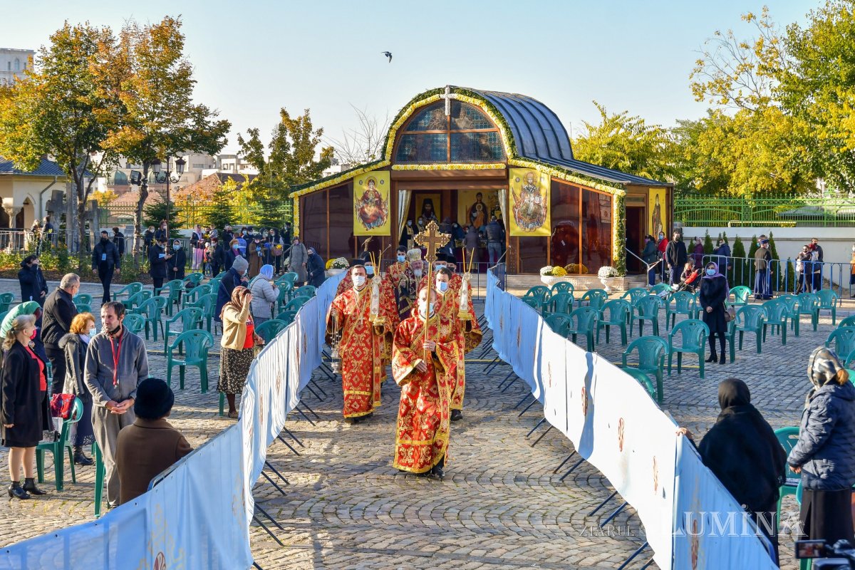 Începutul sărbătorii Mucenicului Izvorâtor de Mir pe Colina Bucuriei 190290