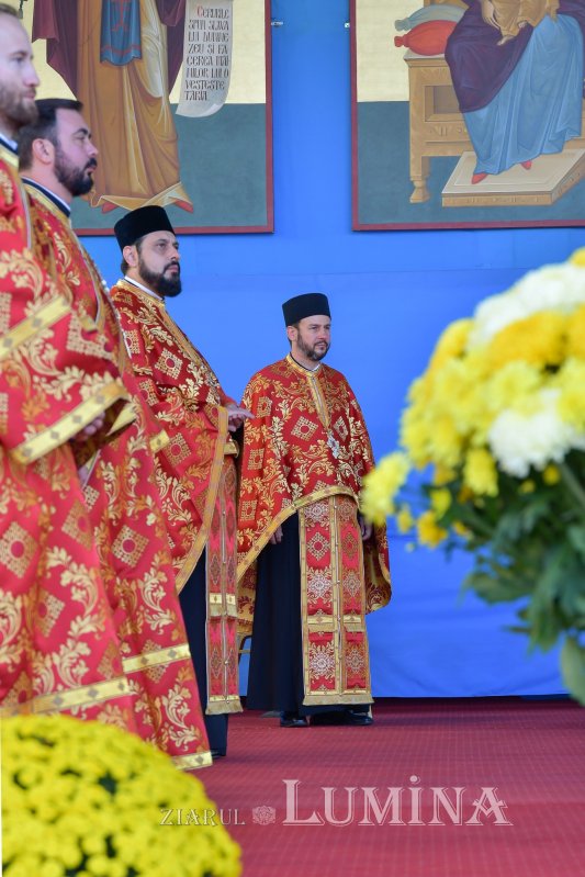 Începutul sărbătorii Mucenicului Izvorâtor de Mir pe Colina Bucuriei 190298