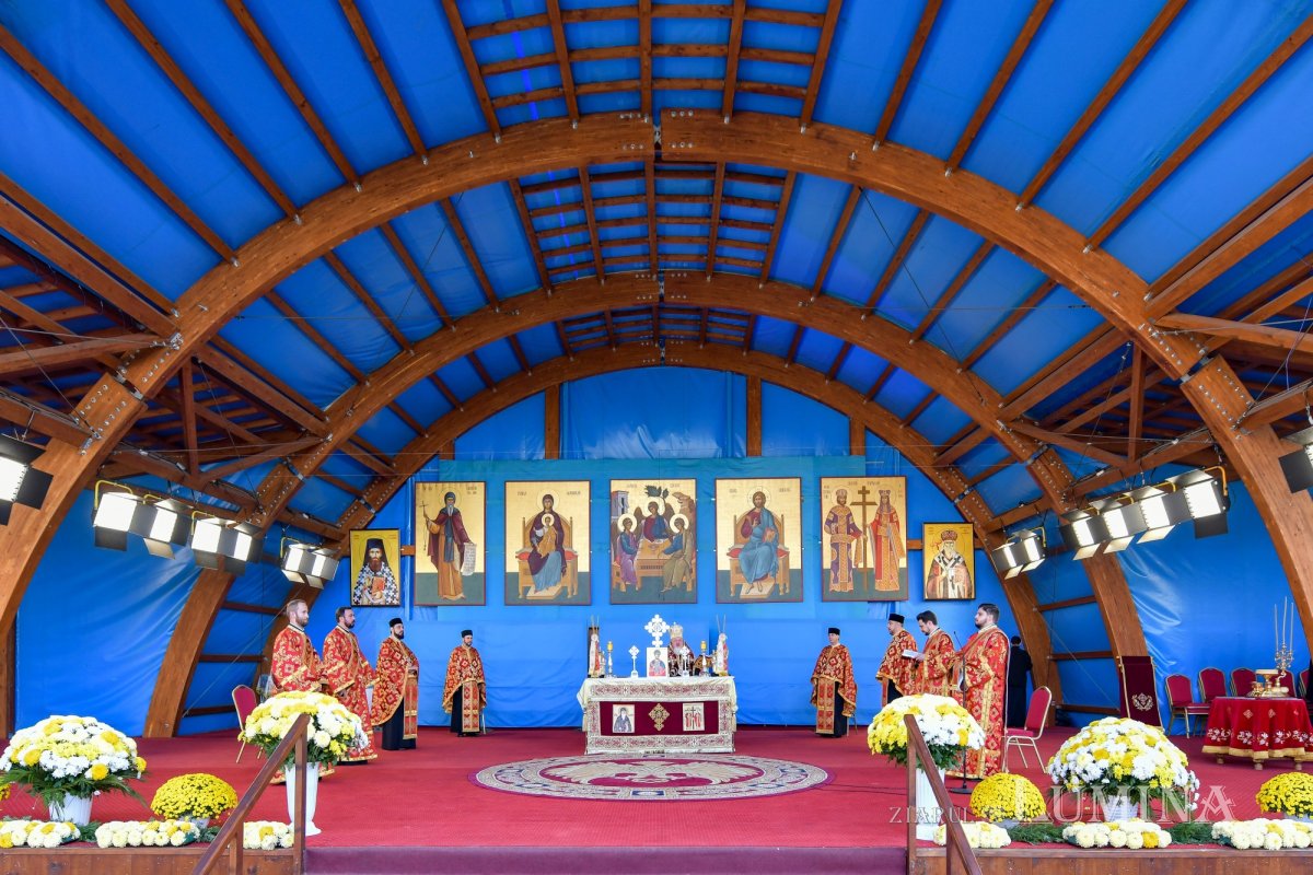 Începutul sărbătorii Mucenicului Izvorâtor de Mir pe Colina Bucuriei 190302