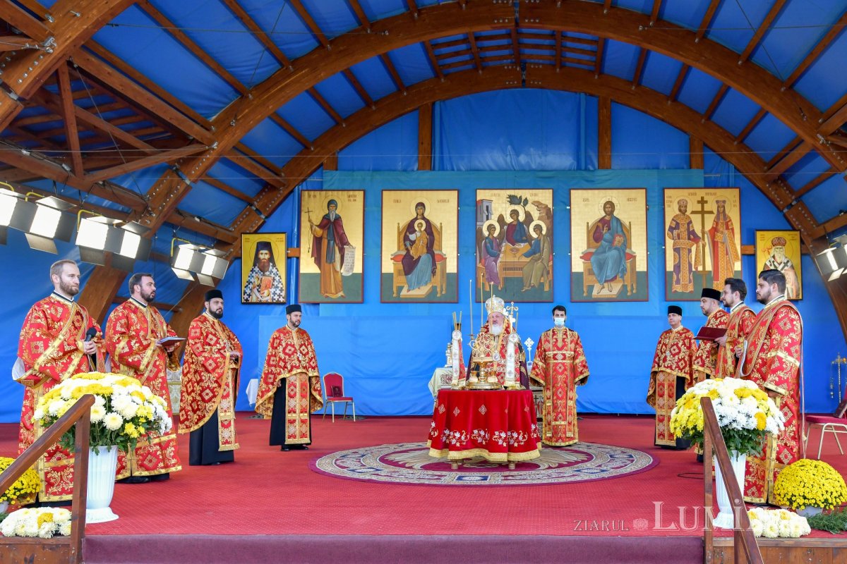 Începutul sărbătorii Mucenicului Izvorâtor de Mir pe Colina Bucuriei 190328