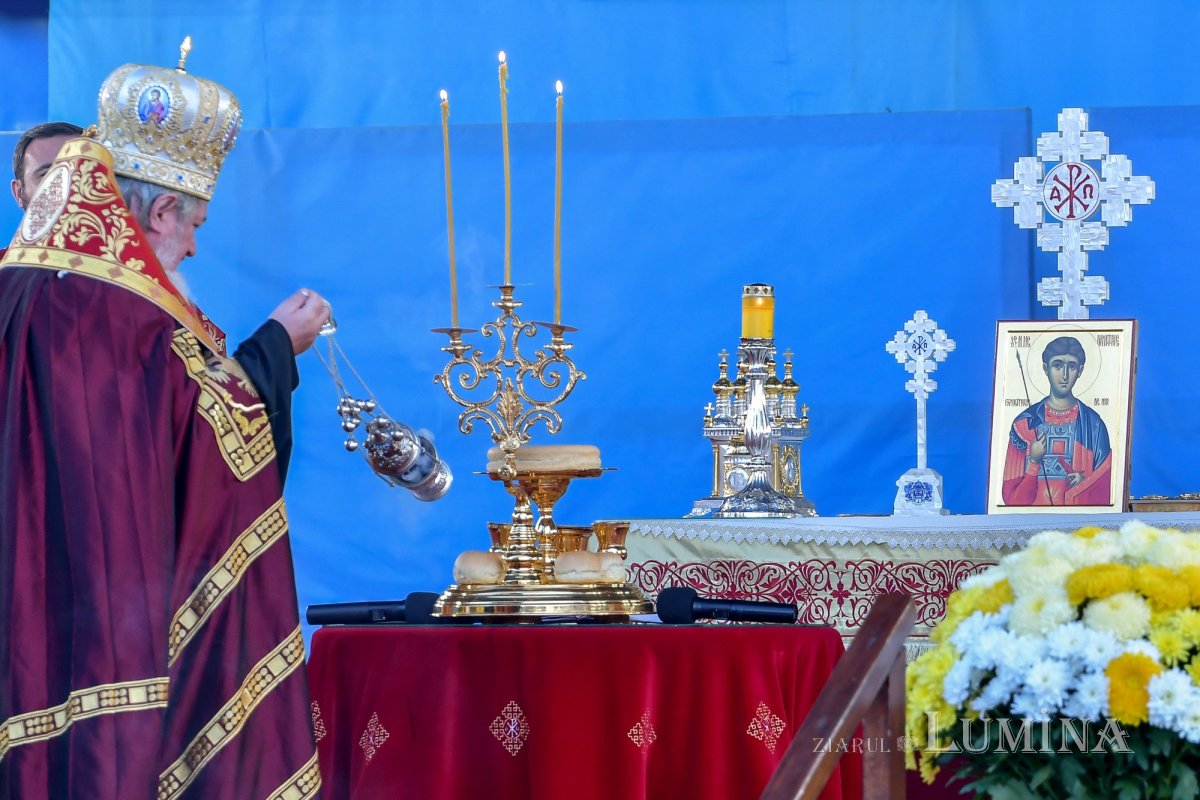 Începutul sărbătorii Mucenicului Izvorâtor de Mir pe Colina Bucuriei 190329