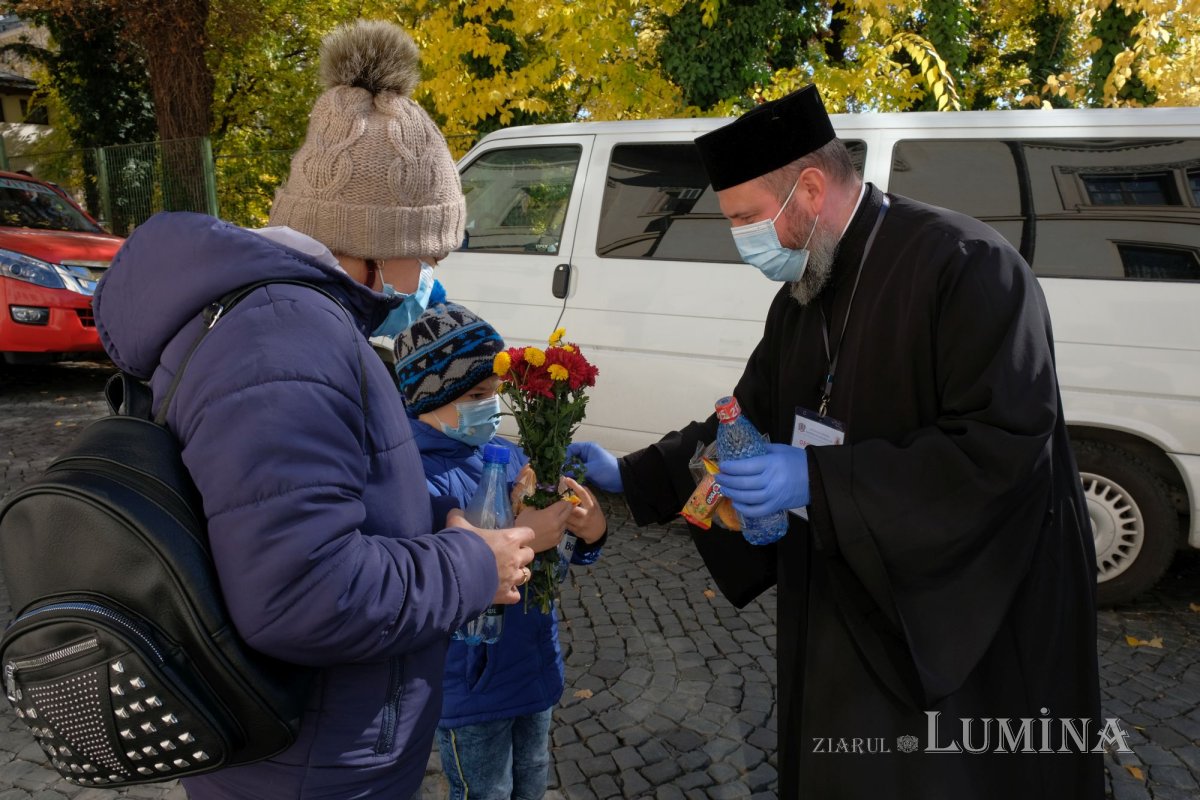 Alimente oferite de protoierii închinătorilor pe Dealul Patriarhiei 190442