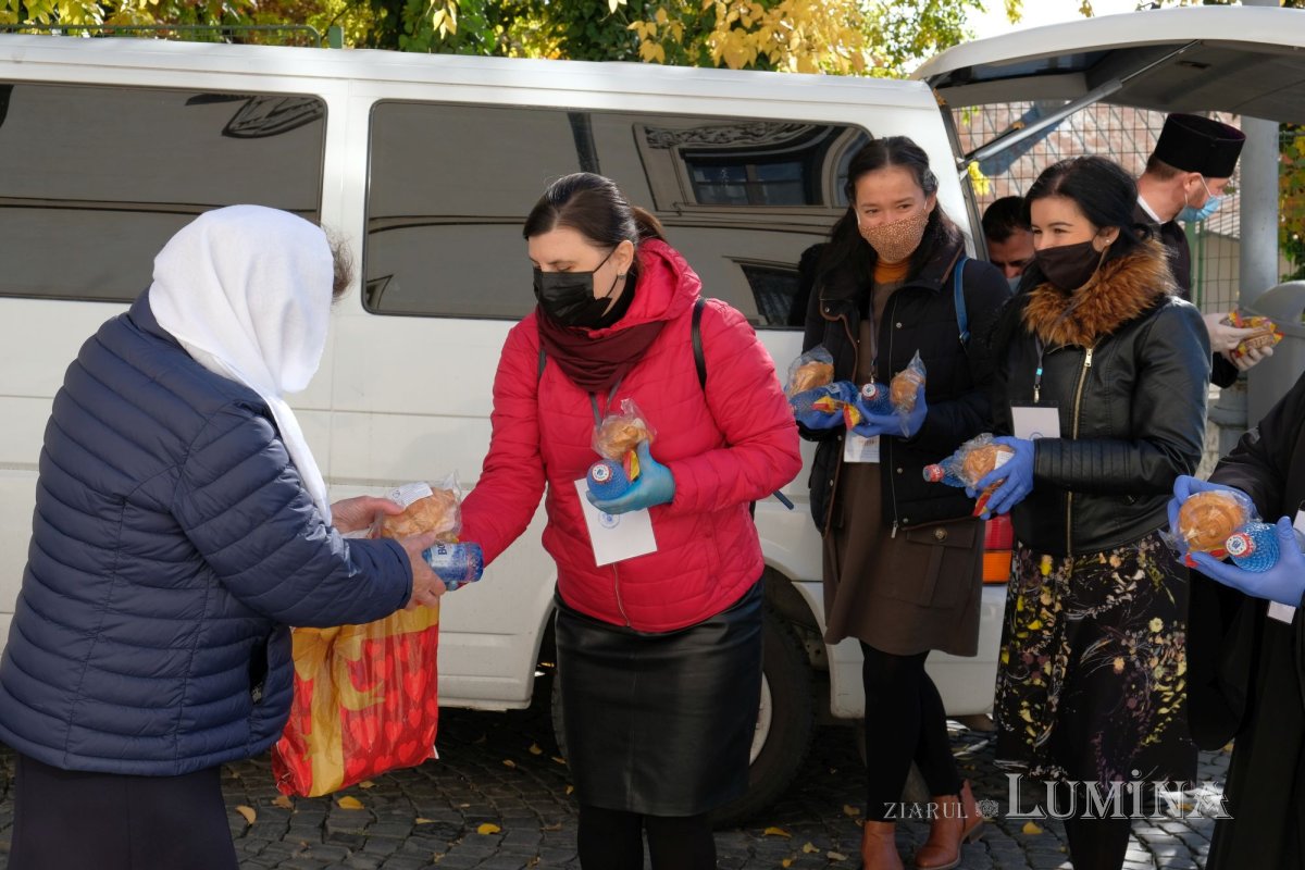 Alimente oferite de protoierii închinătorilor pe Dealul Patriarhiei 190443