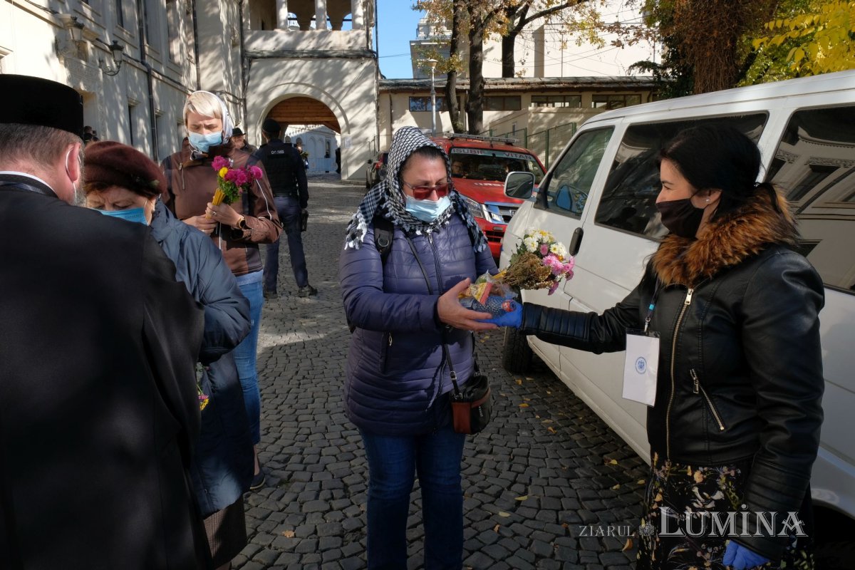 Alimente oferite de protoierii închinătorilor pe Dealul Patriarhiei 190444