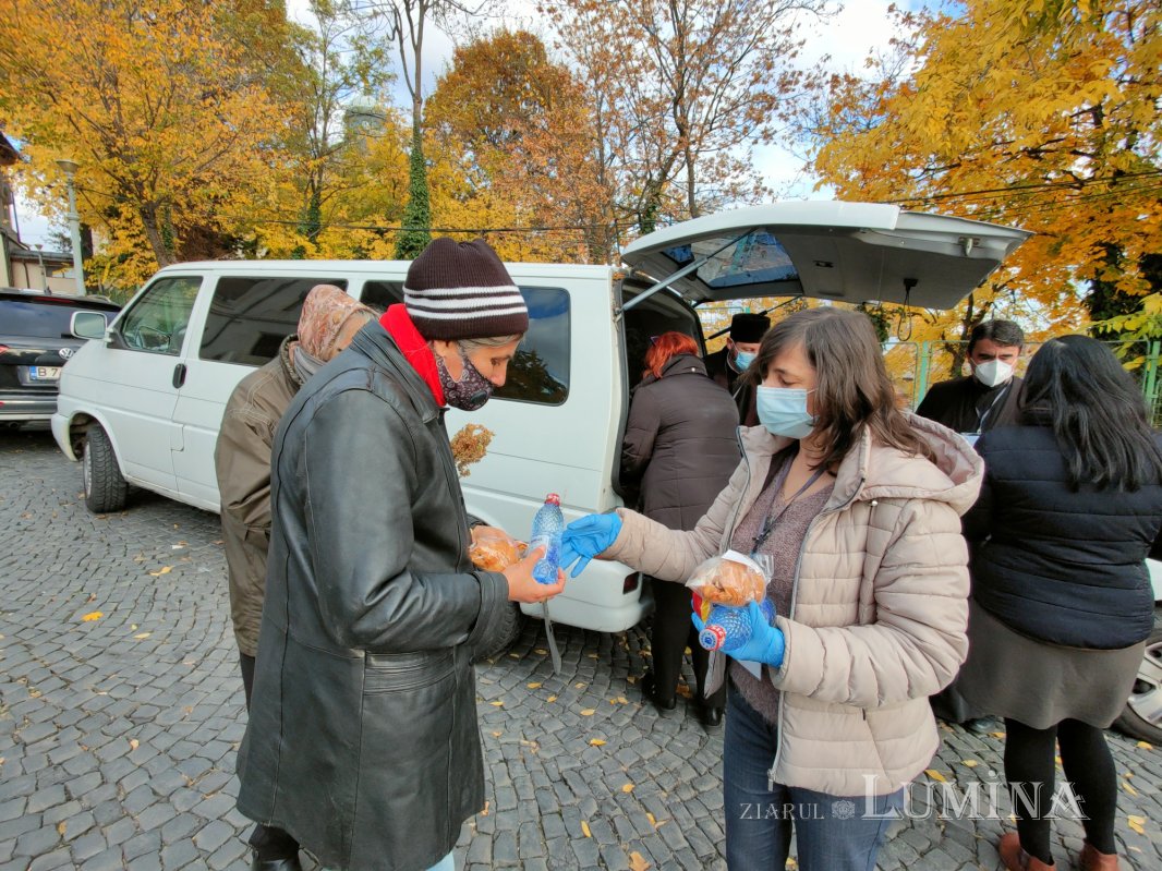 Alimente oferite de protoierii închinătorilor pe Dealul Patriarhiei 190468