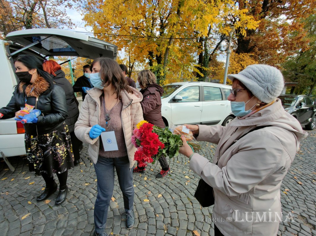 Alimente oferite de protoierii închinătorilor pe Dealul Patriarhiei 190469