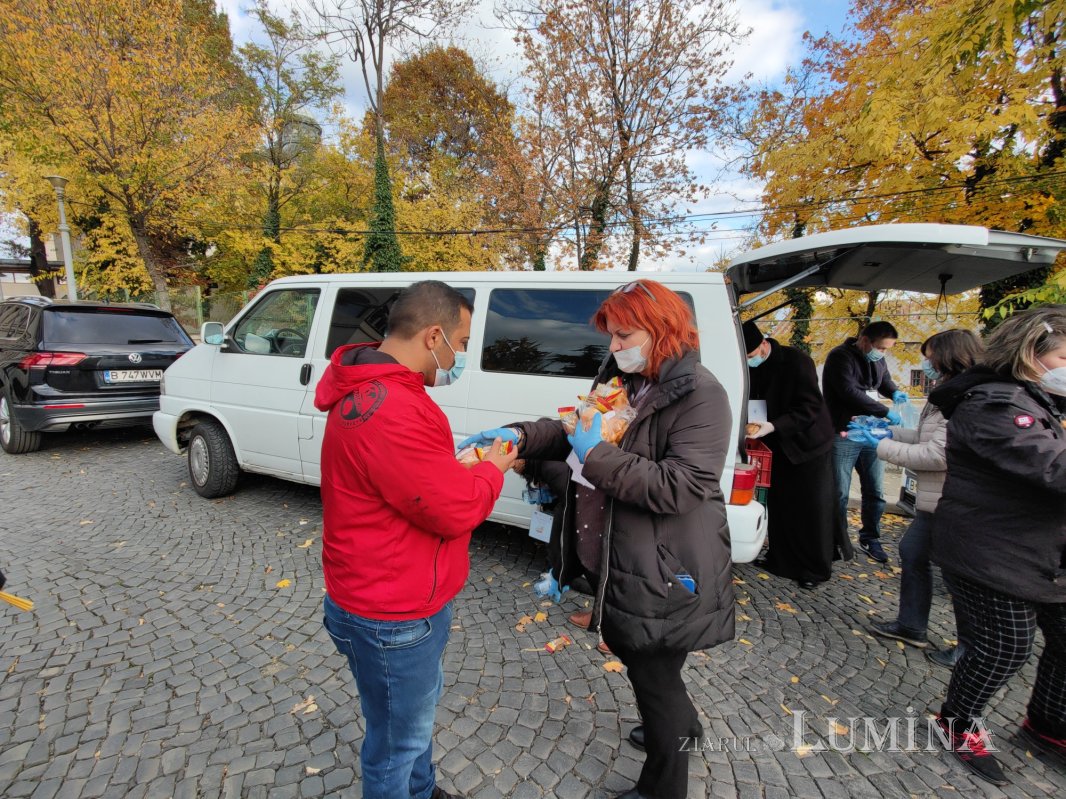 Alimente oferite de protoierii închinătorilor pe Dealul Patriarhiei 190470
