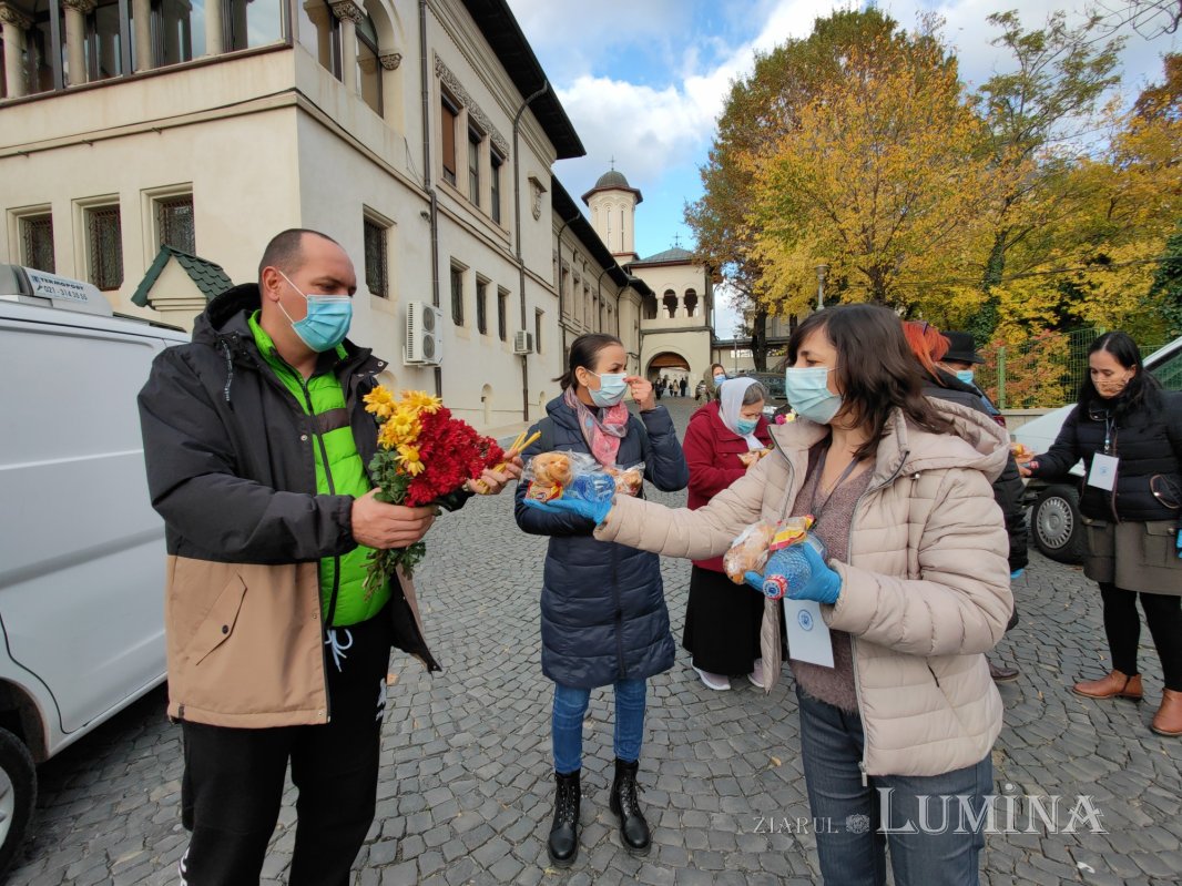 Alimente oferite de protoierii închinătorilor pe Dealul Patriarhiei 190472