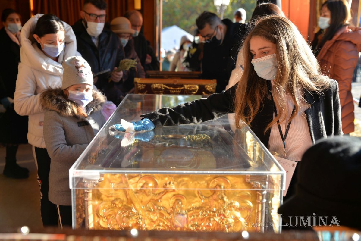 Tinerii voluntari la sărbătoarea Sfântului Cuvios Dimitrie, prilej de jertfă și comuniune 190450