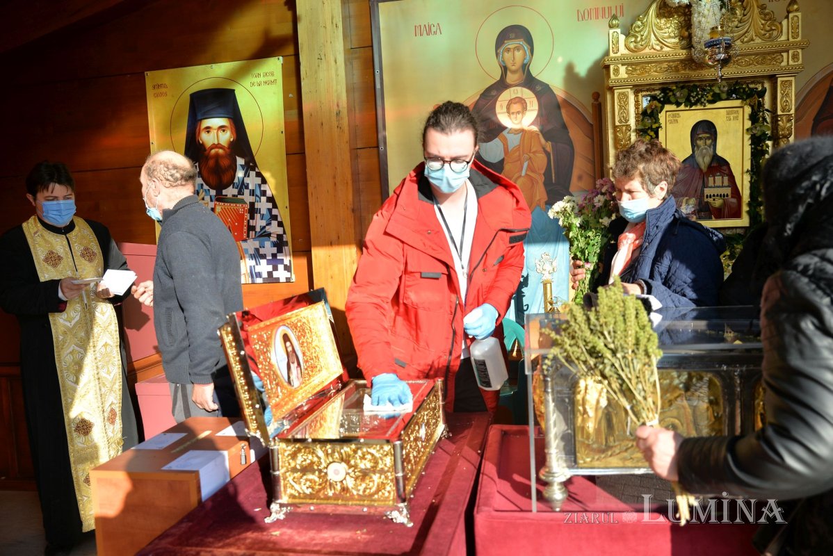 Tinerii voluntari la sărbătoarea Sfântului Cuvios Dimitrie, prilej de jertfă și comuniune 190451