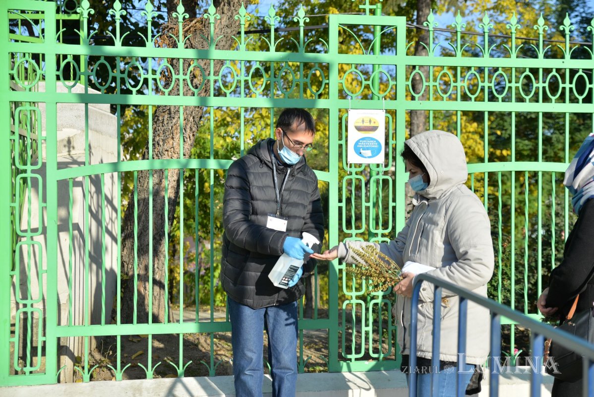 Tinerii voluntari la sărbătoarea Sfântului Cuvios Dimitrie, prilej de jertfă și comuniune 190452