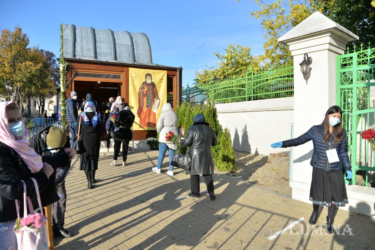 Tinerii voluntari la sărbătoarea Sfântului Cuvios Dimitrie, prilej de jertfă și comuniune 190453