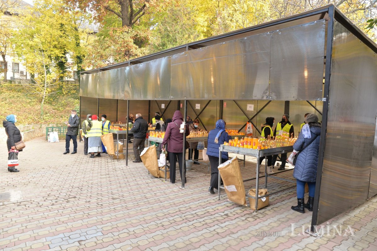 Tinerii voluntari la sărbătoarea Sfântului Cuvios Dimitrie, prilej de jertfă și comuniune 190458