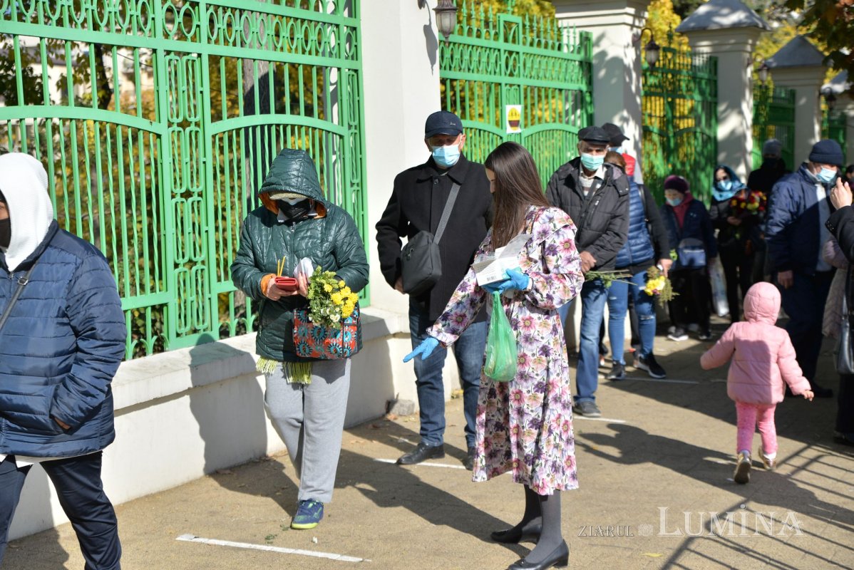 Tinerii voluntari la sărbătoarea Sfântului Cuvios Dimitrie, prilej de jertfă și comuniune 190459