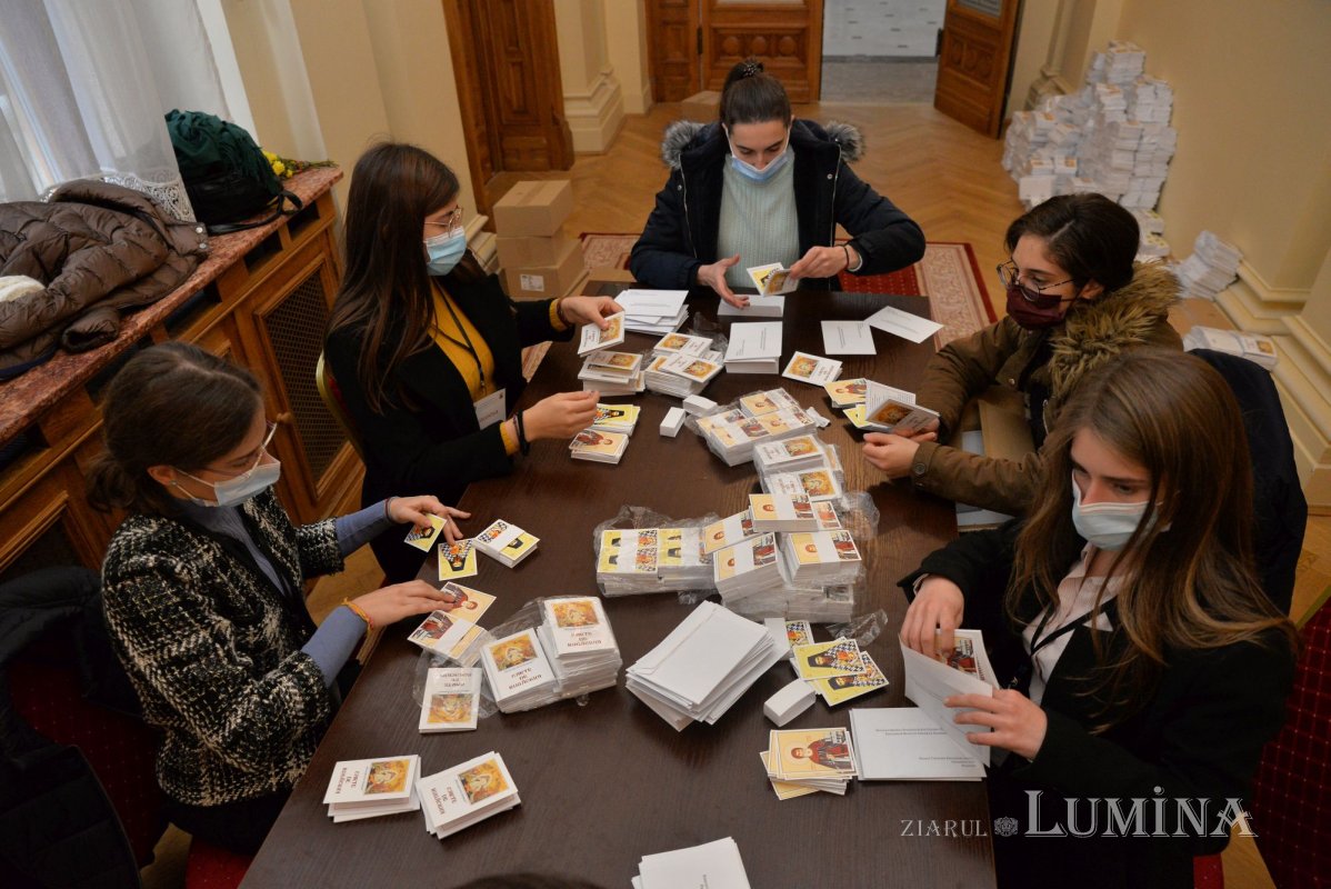 Tinerii voluntari la sărbătoarea Sfântului Cuvios Dimitrie, prilej de jertfă și comuniune 190463