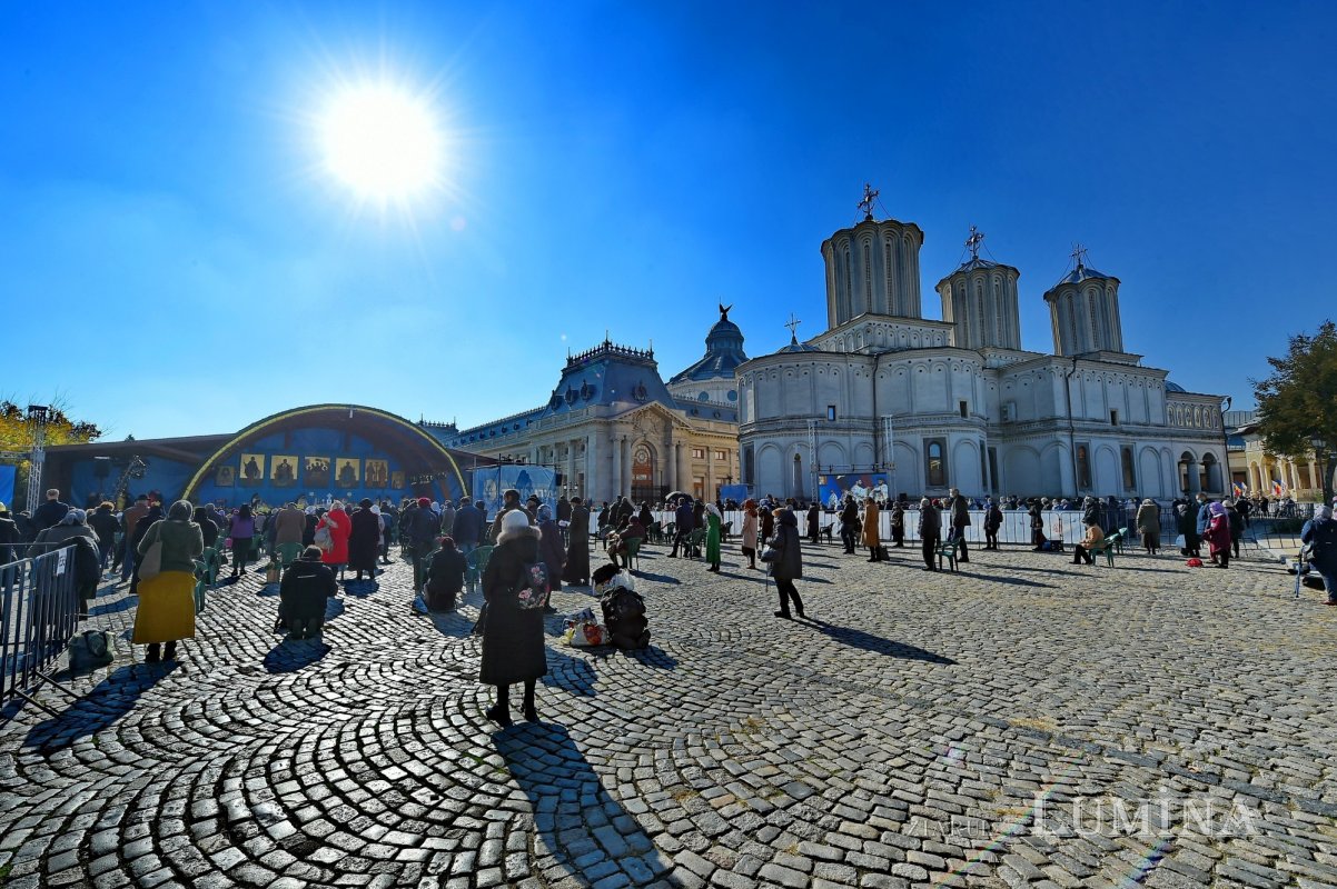 Binecuvântarea sfinților la hramul de toamnă al Catedralei Patriarhale 190770