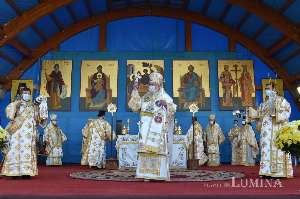 Binecuvântarea sfinților la hramul de toamnă al Catedralei Patriarhale 190778