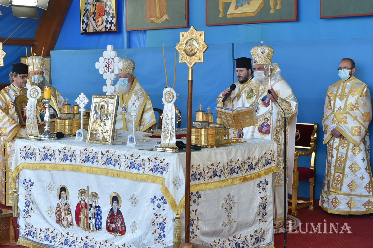 Binecuvântarea sfinților la hramul de toamnă al Catedralei Patriarhale 190780