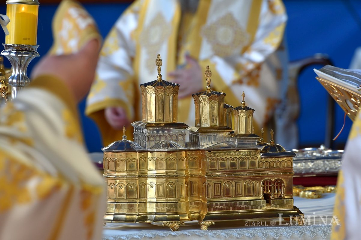 Binecuvântarea sfinților la hramul de toamnă al Catedralei Patriarhale 190782